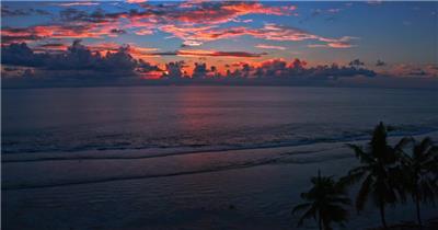 日落夕阳下的海滨沙滩棕榈树