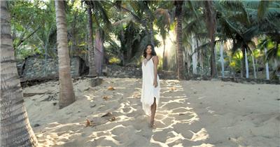 美女在大海海岸上的椰子树林里跳舞