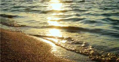 沙滩上的阳光反射和柔和的海浪