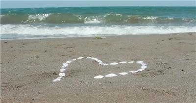 大海海滩上用贝壳摆的爱心