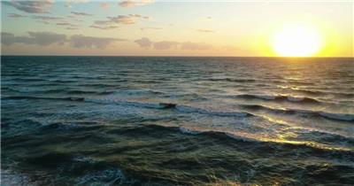 清晨太阳照耀下的大海美景