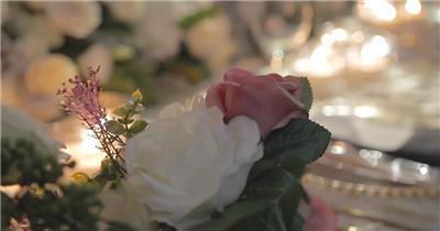 婚礼上的装饰婚礼桌的鲜花蜡烛序列