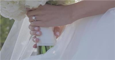 高清实拍婚礼现场新娘手捧鲜花的特写镜头