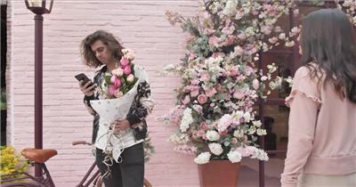 男子手捧鲜花和女孩约会