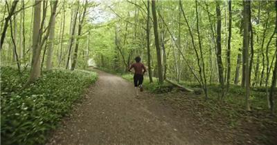 男子在树林小路上跑步实拍视频