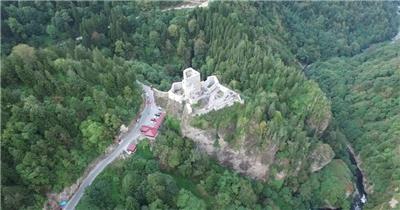 航拍森林中央的中世纪城堡实拍视频