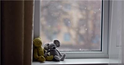 圣诞节冬天窗户边的玩具熊实拍视频
