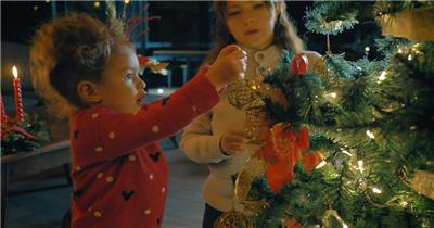 装饰圣诞树的两个女孩