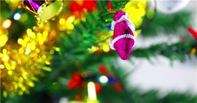 圣诞节的圣诞树上的装饰品视频