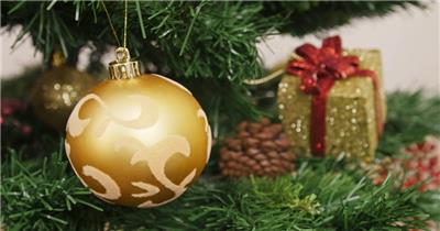 圣诞树上挂金球圣诞礼物视频