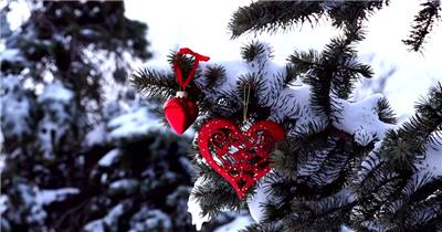 冬季圣诞节松树上的圣诞装饰视频