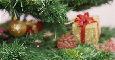 圣诞树上挂的圣诞装饰品视频