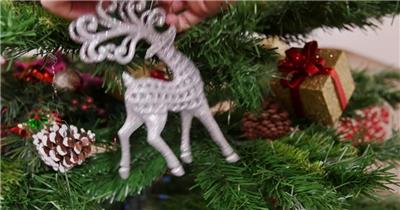 圣诞节圣诞树挂银鹿装饰视频