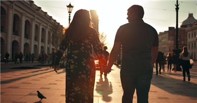 情人节情侣在夕阳下手牵手甜蜜约会视频
