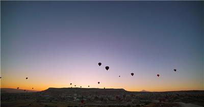 晴朗的天空中飞行热气球美景视频