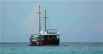 大海海洋中的渔船视频