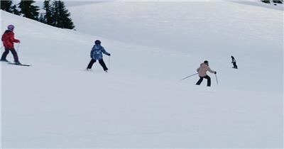 人们在雪地上滑雪运动