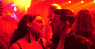 欧美酒吧夜店里跳舞的情侣