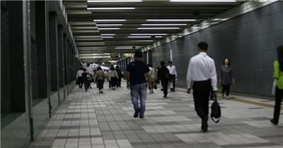延时摄影东京地铁长廊里匆忙的乘客人群
