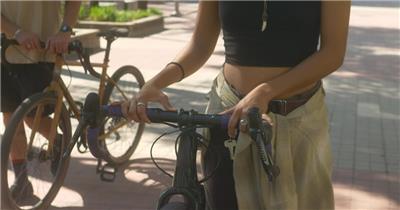 一对情侣骑着自行车穿过阳光明媚的公园