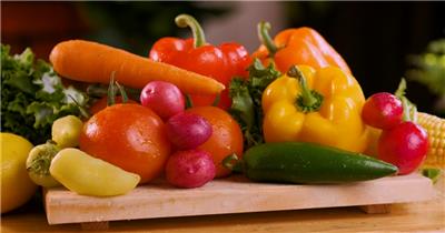 近景实拍木板上的新鲜蔬菜