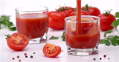 将番茄汁倒入玻璃杯中