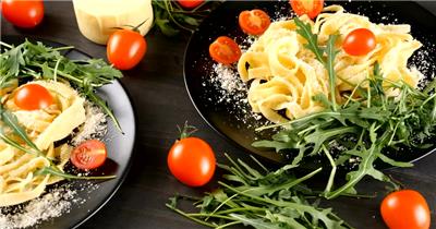 特写实拍意大利面和蔬菜菜肴