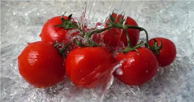 高清慢摄用清水洒向西红柿