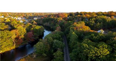 丰富多彩的 天 无人机 飞行 叶子 地平线 新英格兰 河 风景优美 季节 水 4K