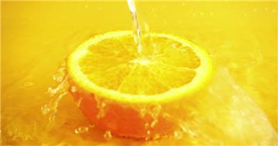 橘子汁从橘子上流下