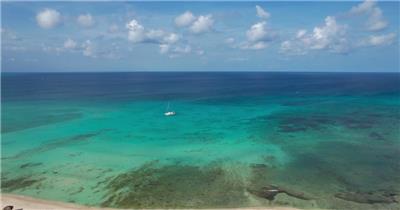 水色 海滩 蓝色的 船 云 地平线 航行 船 支撑 天空 热带 4K