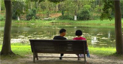 老年人夫妻在公园座椅上休息4K视频素材