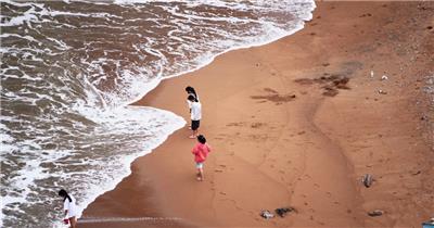 一群孩子在海边沙滩玩耍