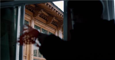 农村剪窗花贴窗花特写镜头实拍视频素材