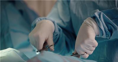 外科医生用外科手术近距离观察视频素材