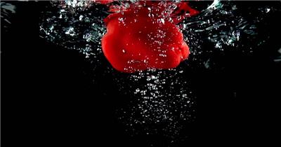 艺术感红辣椒掉进水里