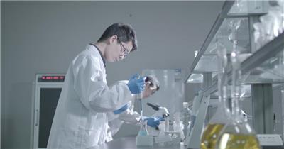 实拍科研人员在实验室做化学实验视频素材