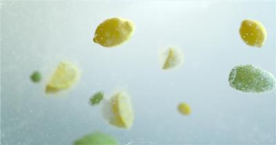 创意特写柠檬水中漂浮特效视频素材