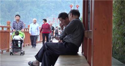 4k老人老年老龄暮年晚年人口老龄化搀扶相依白头
