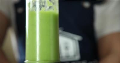 油炸大虾煮面条实拍视频