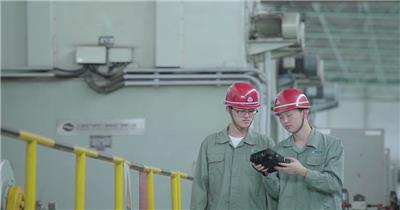 实拍工程师在工厂拿仪器检验设备视频素材