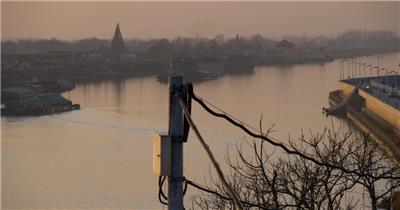 小镇的傍晚货船驶过小河4K