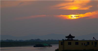 傍晚夕阳小船河流实拍