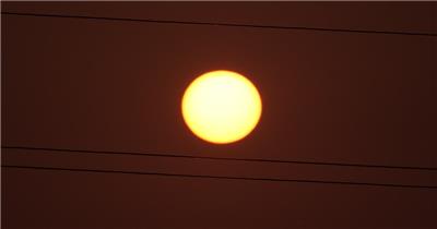 夏天麦田里电线杆中间的太阳