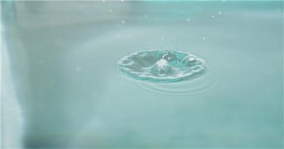 一滴水滴落入池中慢镜升格实拍