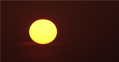 夏天超大太阳日落下山长焦特写