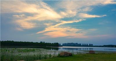 延时摄影静静的湖水飘荡的彩云还有摇拍