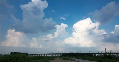 高铁桥边延时摄影非常壮观的蓝天白云涌动
