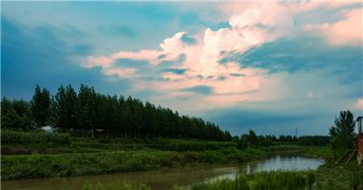 20230801c菜地河边延时摄影傍晚的彩云河水流淌草树木