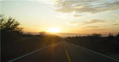 实拍行驶在日落夕阳下的高速公路美景